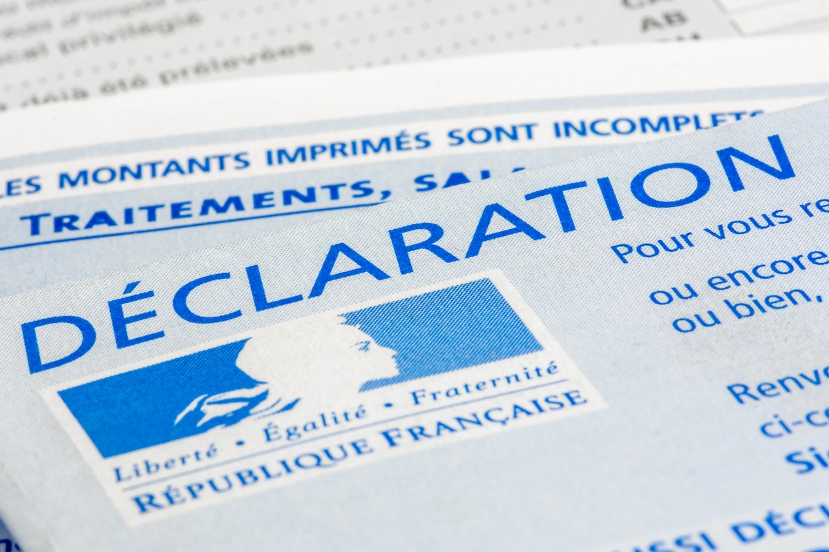 Clamart, France - 18 mars 2022: Impôts France : déclaration fiscale française préremplie que les Français  reçoivent chaque année pour déclarer leurs revenus de l'année précédente
